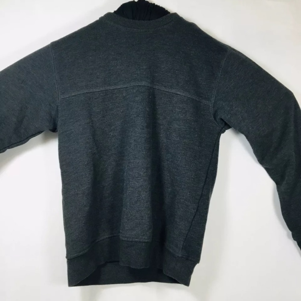 Van Huesen Sweater Pull Over Charcoal Gray Small.